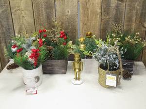 lot 128 image: Lot of Decor