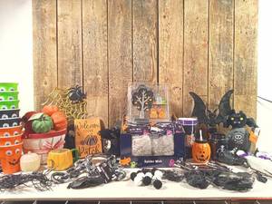 lot 123 image: Huge lot of Halloween (cups, spider web, etc.)