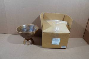 lot 21 image: 9.75 Round Wooden Footed Bowl