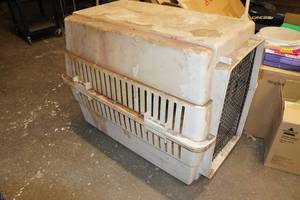 lot 169 image: Large Pet Kennel - 25 x 38 x 30