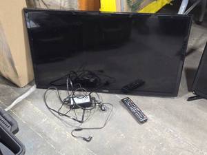lot 382 image: Samsung 32 Flatscreen TV UN32J4000 with Remote Control and Power Cord