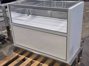 lot 410 image: Lighted Jewelry Display Case 45 x 22 x 38