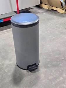 lot 555 image: Plastic Waste Basket with Foot Pedal Lid Lift - Liner 23 x 11