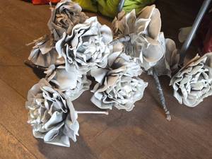 lot 600 image: Lot of (12) Z Gallerie 10 Grey Village Flower - Rose