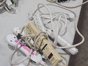 lot 639 image: Lot of (5) Power Strip Surge Protector 6-Outlet (assorted)