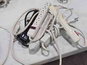 lot 641 image: Lot of (5) Power Strip Surge Protector 6-Outlet (assorted)