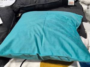 lot 644 image: Lot of (1) Velvet Throw Pillow 16 x 16 (teal)