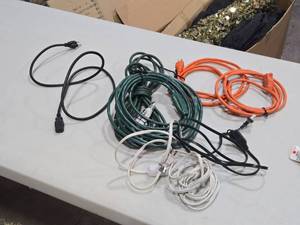 lot 608 image: Lot of (7) Extension Cords - 25 (x2), 10 (x2), 5 (x1), Indoor Only (x2)