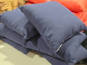 lot 632 image: Lot of (6) Cotton Throw Pillows 16 x 16 (navy blue)