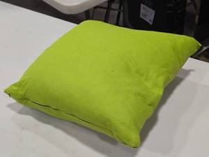 lot 636 image: Lot of (1) Throw Pillow 14 x 14