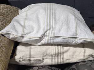 lot 654 image: Lot of (2) Ralph Lauren Textured Throw Pillow 18 x 18