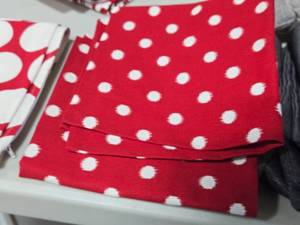 lot 666 image: Lot of (2) Throw Pillow Covers 20 x 20 (red with white polka dots)