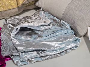 lot 669 image: Lot of (3) Throw Pillow Covers 24 x 24 (silverlight blue)