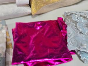 lot 670 image: Lot of (2) Throw Pillow Covers 18 x 18 (metallic hot pink)