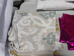 lot 671 image: Lot of (2) Z-Gallerie 100% Cotton Throw Pillow Covers 24 x 24
