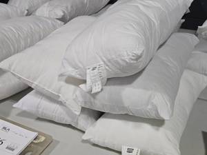 lot 681 image: Lot of (5) 100% Polyester Throw Pillow Inserts 20 x 12