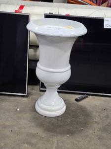 lot 424 image: Composite Vase 30 12 x 19 (glossy white)