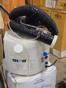 lot 530 image: Snow Masters Amazing Snowman 1040W Instant Snow Machine