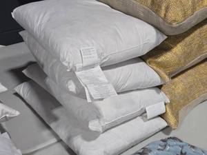 lot 673 image: Lot of (4) Crate & Barrel Feather & Down Throw Pillow Inserts 18 x 12