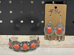 lot 79 image: Jewelry