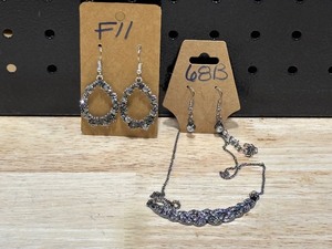 lot 80 image: Jewelry