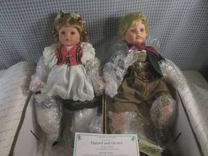 lot 10 image: (EW3) Danbury Mint Hansel & Gretel ...