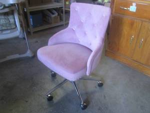 lot 22 image: (FRNT) Pink Velvet OfficeDesk Chai...