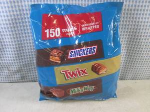 lot 91 image: (B-1) 150pc Bag of Mini Candy Bars ...