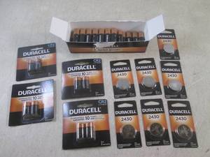 lot 105 image: (BSB) Assorted Duracell Batteries -...
