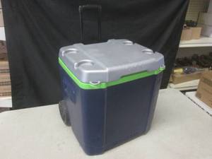 (EW3) Igloo 60 Qt Roller Cooler...