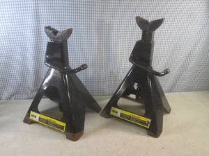 lot 124 image: (EC1) Pair of Larin 6-Ton Jack Stan...