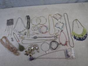 lot 130 image: (EC1) Assorted Costume Jewelry...