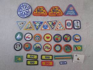 lot 142 image: (FS) Assorted Vintage Girl Scouts P...