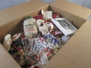 lot 195 image: (EW5) Box Full of Assorted Christma...