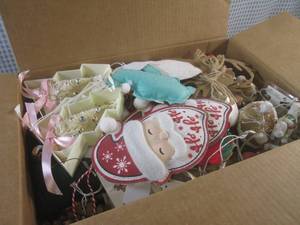 lot 198 image: (EW5) Box Full of Assorted Christma...