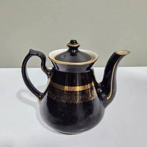 lot 21 image: Vintage Hall China Black & Gold Teapot  Made in USA  6 Cup Coffee  Tea Pot  Lot 21