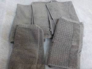 lot 32 image: 3 Hand Towels and 5 Washcloths...