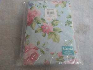 lot 34 image: Vintage Floral 60 x 84 Oblong Tabl...