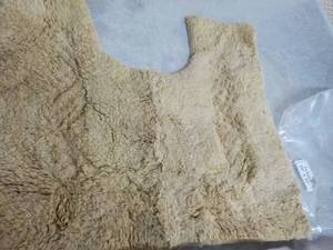 lot 37 image: Classy 20 x 20 Bath Rug...