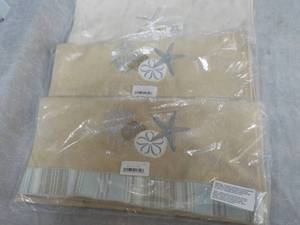 lot 48 image: Beach Dcor Bath Towels...