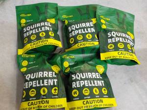 lot 289 image: 5 bags Squirrel Repellent...