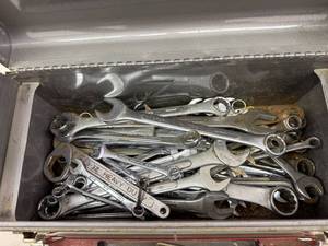 lot 22 image: Craftsman Toolbox & Contents - Lots of Wrenches