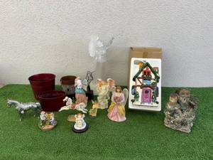 lot 31 image: Home Decor Lot