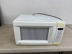lot 44 image: GE Microwave