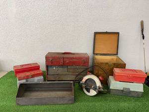lot 66 image: ToolboxesStorage Boxes & Skilsaw