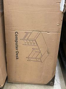 lot 7 image: White Computer Desk 108 x 58 x 105 cm