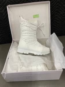 lot 37 image: Mpls - White Womens Snow Boots US8