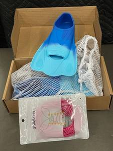 lot 71 image: 41 - Kids Swim Fins Blue Gradient Full-Foot - US 5 - New - Made in China