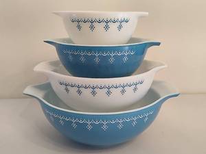 lot 4 image: Set of 4 Pyrex Blue & White Snowflake Garland Nesting Cinderella Mixing Bowls