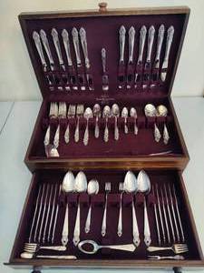lot 18 image: Set of Prestige Plate - 133 Pc Flatware Set in Box